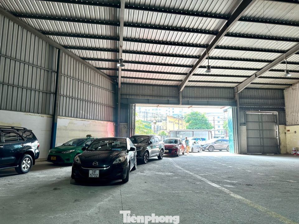 Tại Trung tâm đăng kiểm 29-29D phố Phạm Văn Đồng, ghi nhận thời điểm lúc 10h sáng 22/4, lượng xe không quá đông đúc.