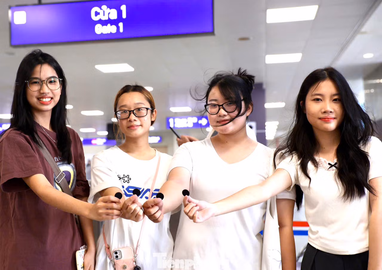 "So với tàu Cát Linh - Hà Đông, chúng mình thấy tàu Nhổn - Ga Hà Nội hiện đại hơn, chạy cũng êm và nhanh hơn. Mình sẽ chờ đến khi bán vé tháng để mua vì sử dụng tàu điện tiện hơn xe buýt, tránh cảnh tắc đường kéo dài", nhóm bạn Hải Hà, Ngọc Linh, Tuệ An, Phương Anh cho biết.