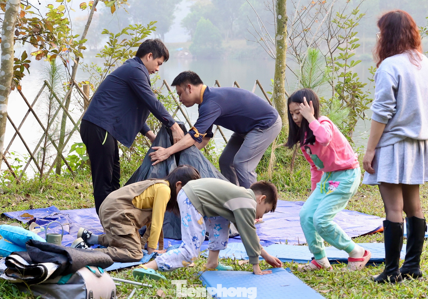 Hầu hết các gia đình đều trang bị đủ các dụng cụ cắm trại chuyên dụng như lều, bạt trải, bàn ghế xếp... đảm bảo cho 2-3 ngày ở trong rừng.