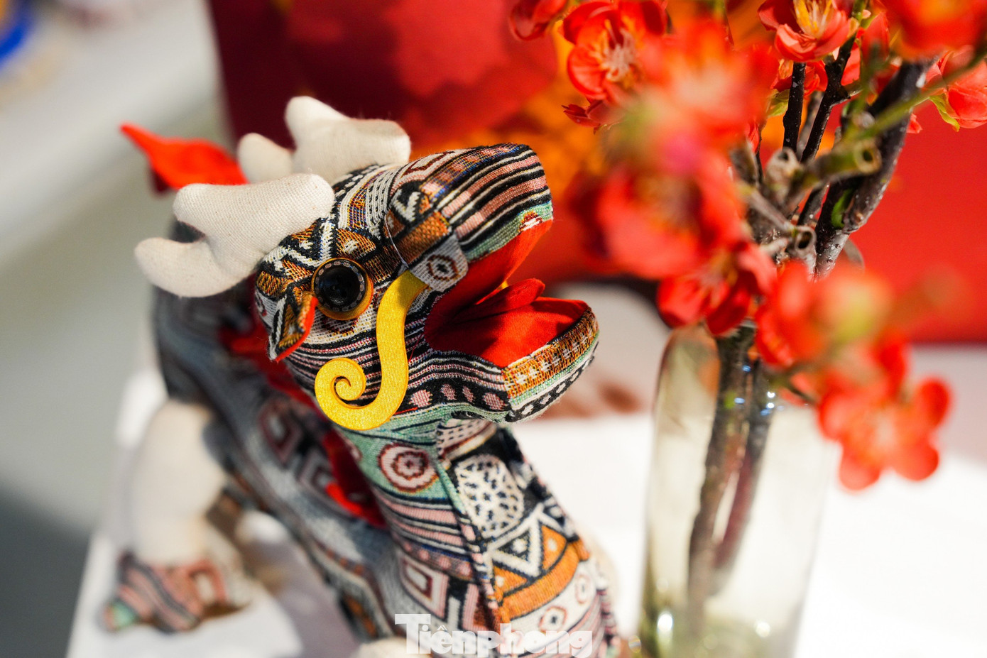 Năm nay xưởng cho ra mắt sản linh vật rồng nhồi bông. Mẫu rồng đặc biệt nhất đang được trưng bày có lớp ngoài bằng lụa và thổ cẩm, kết hợp tinh tế những nét họa tiết rồng truyền thống. Mỗi sản phẩm được những người thợ đặc biệt này làm trong khoảng 3,4 ngày.