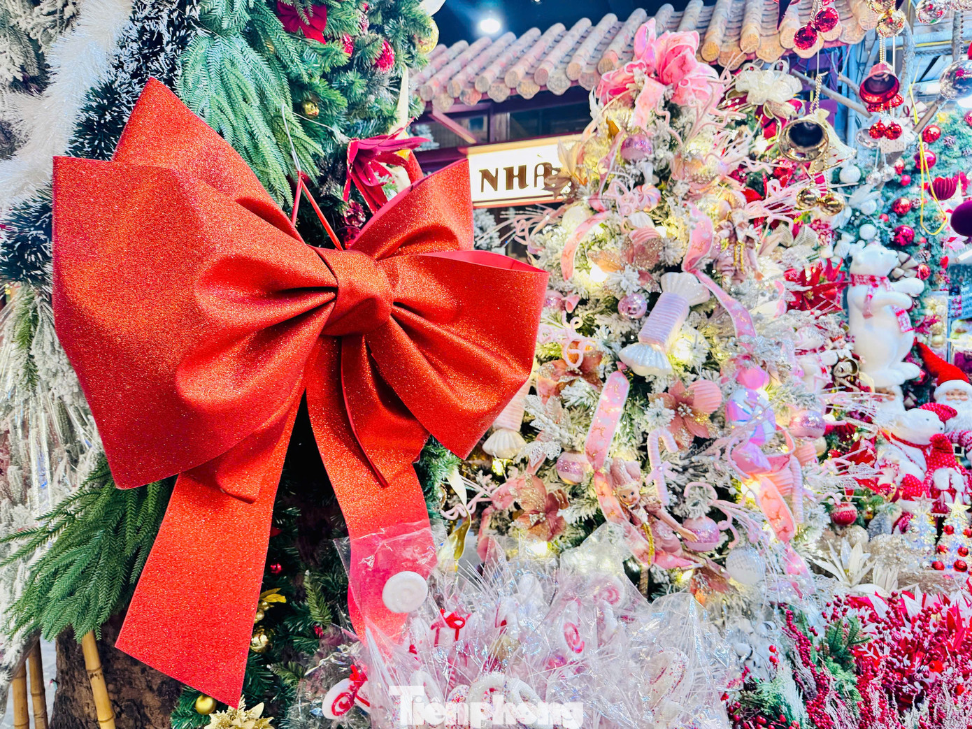 Trao đổi với PV Tiền Phong, một tiểu thương trên phố Hàng Mã cho biết: “Năm nay, với sự đa dạng về sản phẩm, mẫu mã, chủng loại hứa hẹn sẽ mang đến cho người tiêu dùng có thêm nhiều sự lựa chọn phong phú&quot;.