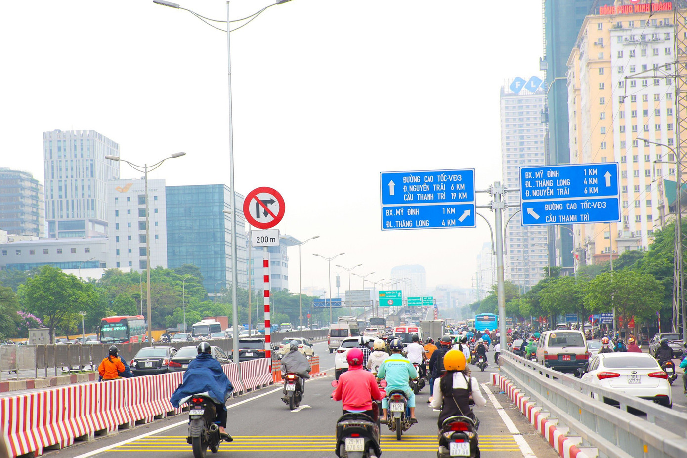 Sau khi thông xe, cầu Mai Dịch cũ được tách thành trục cao tốc, kết nối với vành đai 3 trên cao. Tốc độ lưu hành cho phép đối với phương tiện trên cầu Mai Dịch cũ (đường cao tốc) và hai đơn nguyên cầu mới tối đa 60 km/h. Sau khi thông xe, cầu Mai Dịch cũ được tách thành trục cao tốc, kết nối với vành đai 3 trên cao. Tốc độ lưu hành cho phép đối với phương tiện trên cầu Mai Dịch cũ (đường cao tốc) và hai đơn nguyên cầu mới tối đa 60 km/h.