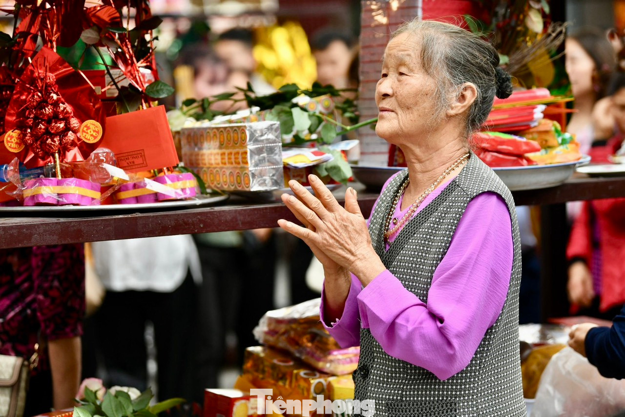 Nhiều người cúng lễ Rằm tháng Giêng cả ở nhà và ở chùa. Ảnh: Trọng Tài. Nhiều người cúng lễ Rằm tháng Giêng cả ở nhà và ở chùa. Ảnh: Trọng Tài.