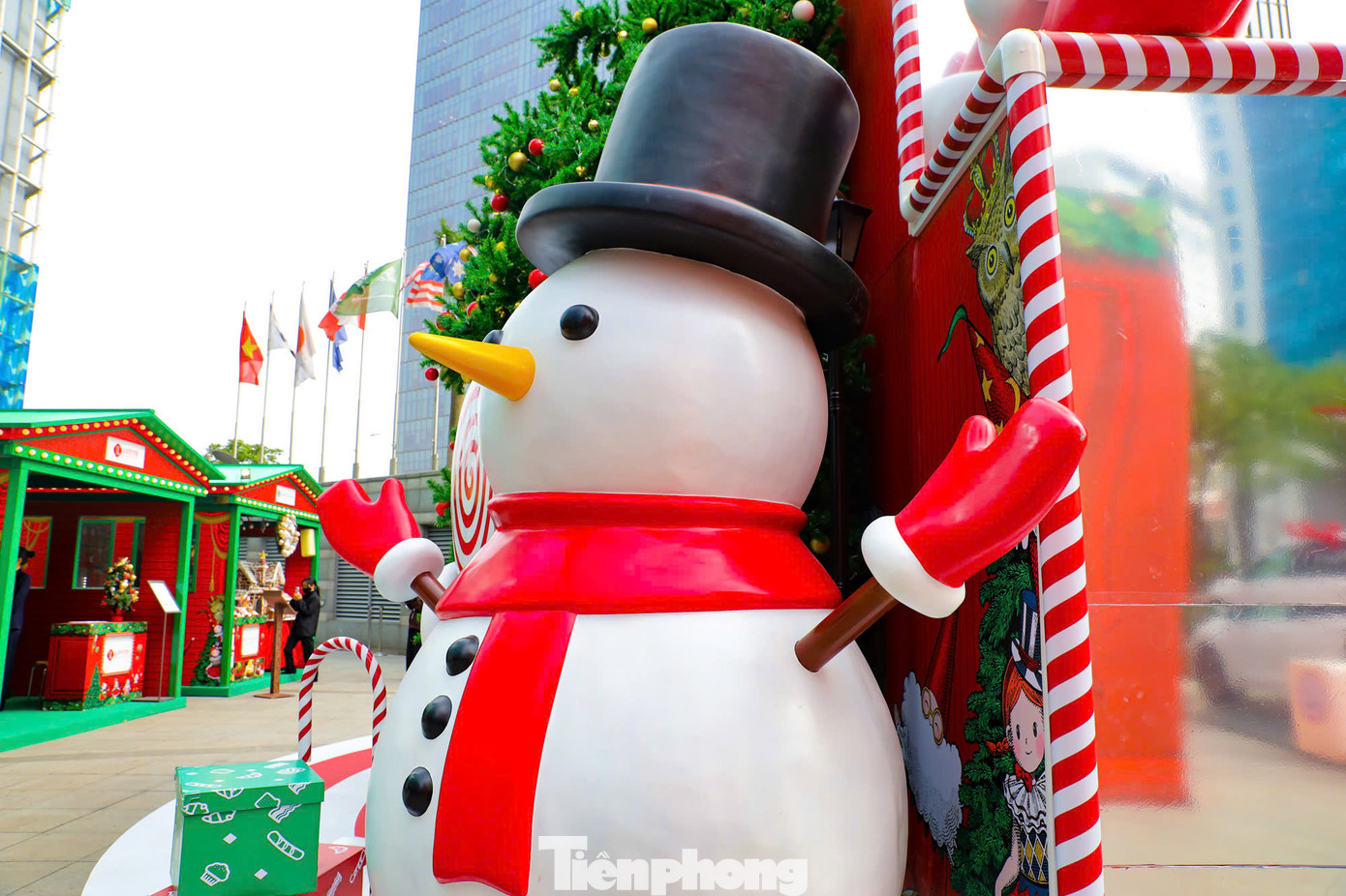 Người tuyết khổng lồ và các nhân vật hoạt hình xuất hiện trước cửa trung tâm thương mại trên phố Đào Tấn.