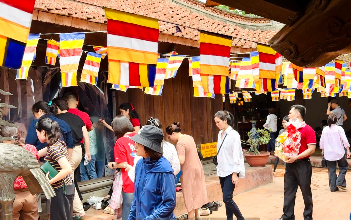 Chiều 1/6, nhiều sĩ tử, phụ huynh đã tới chùa Đậu (huyện Thường Tín, cách trung tâm thủ đô khoảng 20km) để cầu may trước kỳ thi rất quan trọng vào lớp 10 công lập Hà Nội. Chiều 1/6, nhiều sĩ tử, phụ huynh đã tới chùa Đậu (huyện Thường Tín, cách trung tâm thủ đô khoảng 20km) để cầu may trước kỳ thi rất quan trọng vào lớp 10 công lập Hà Nội.