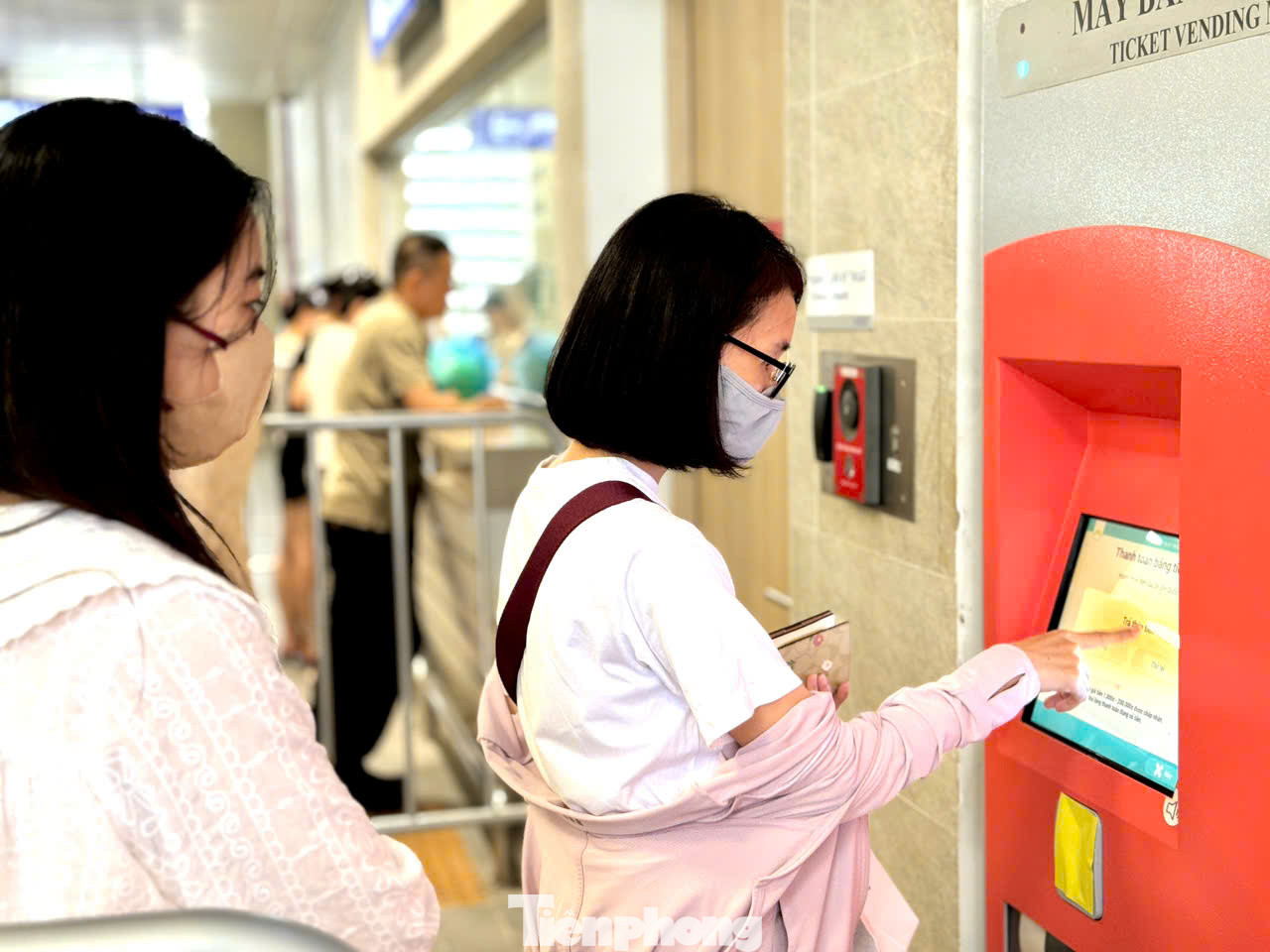 Ghi nhận sáng cuối tuần (ngày 24/8), hàng dài người vẫn tiếp tục xếp hàng mua vé để trải nghiệm tuyến tàu điện Nhổn - Ga Hà Nội.
