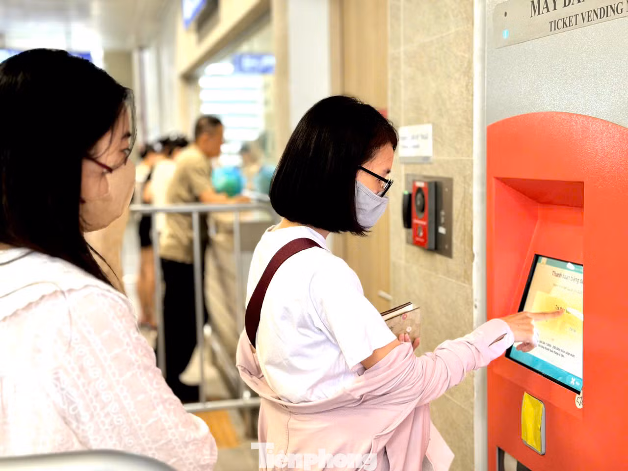 Ghi nhận sáng cuối tuần (ngày 24/8), hàng dài người vẫn tiếp tục xếp hàng mua vé để trải nghiệm tuyến tàu điện Nhổn - Ga Hà Nội.