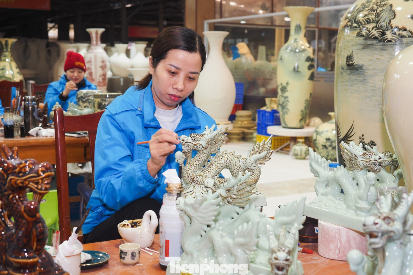 Gần Tết Nguyên đán tại các xưởng của Hải Dương nổi tiếng với dòng gốm Chu Đậu, những người nghệ nhân, công nhân lại tỉ mỉ hăng say sáng tạo với các công đoạn tạo hình, phủ vàng lên sản phẩm rồng phục vụ nhu cầu thị trường.