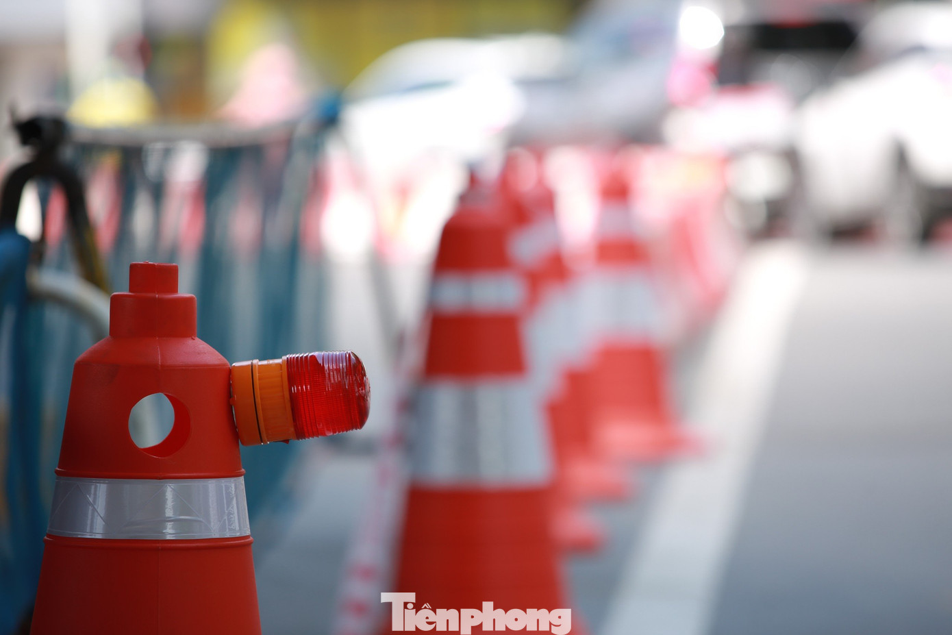 Dưới gầm cầu vượt Nguyễn Chí Thanh sẽ được rào chắn cố định bằng tôn cao 1,8 m. Tại những vị trí hạn chế tầm nhìn, hàng rào tôn sẽ được bố trí hệ thống lưới B40 để tránh xung đột giao thông và đảm bảo an toàn cho các phương tiện lưu thông. Vị trí rào chắn được lắp dựng tạo thành đảo giao thông với chiều dài 50 m, chiều rộng 50 m. Đảo giao thông đảm bảo bề rộng mặt đường người dân di chuyển tối thiểu 10,5 m và trên cầu tạm 2 tối thiểu 11,25 m.