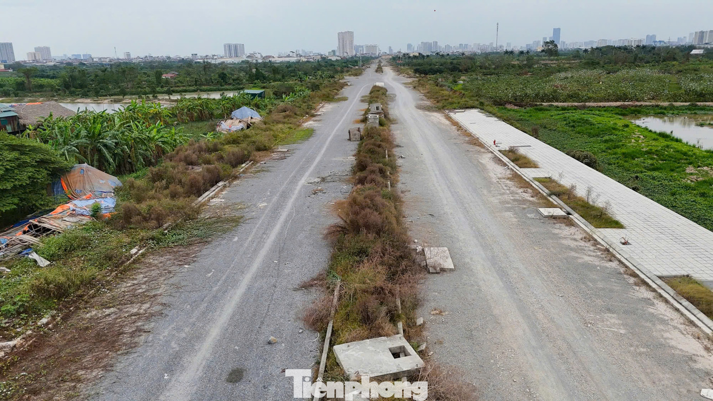 Dự án đường liên khu vực 6 có chiều dài 3,6km, mặt đường rộng 40m, với tổng mức đầu tư gần 760 tỷ đồng nhưng sau hơn 2 năm mới thi công được 45%, chậm hơn tiến độ ban đầu. Nguyên nhân chính được chỉ ra do vướng khâu giải phóng mặt bằng.