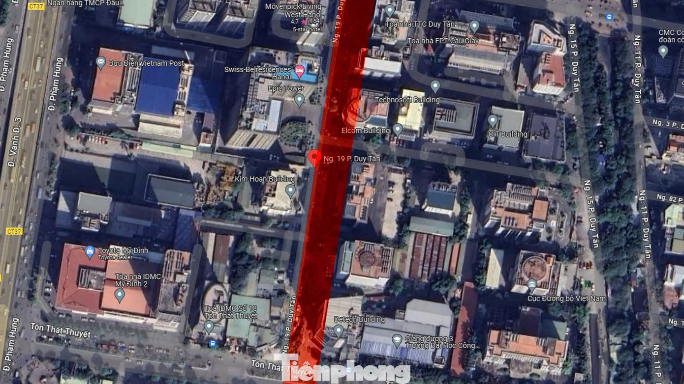 Cách đó không xa là ngõ 8 Tôn Thất Thuyết (đoạn từ nút giao Tôn Thất Thuyết đến tòa nhà Liên hiệp các Hội Khoa học và Kỹ thuật Việt Nam) chỉ dài hơn 150m nhưng chi chít ổ gà, ổ voi, có những đoạn nước đọng đục ngầu. Cách đó không xa là ngõ 8 Tôn Thất Thuyết (đoạn từ nút giao Tôn Thất Thuyết đến tòa nhà Liên hiệp các Hội Khoa học và Kỹ thuật Việt Nam) chỉ dài hơn 150m nhưng chi chít ổ gà, ổ voi, có những đoạn nước đọng đục ngầu.