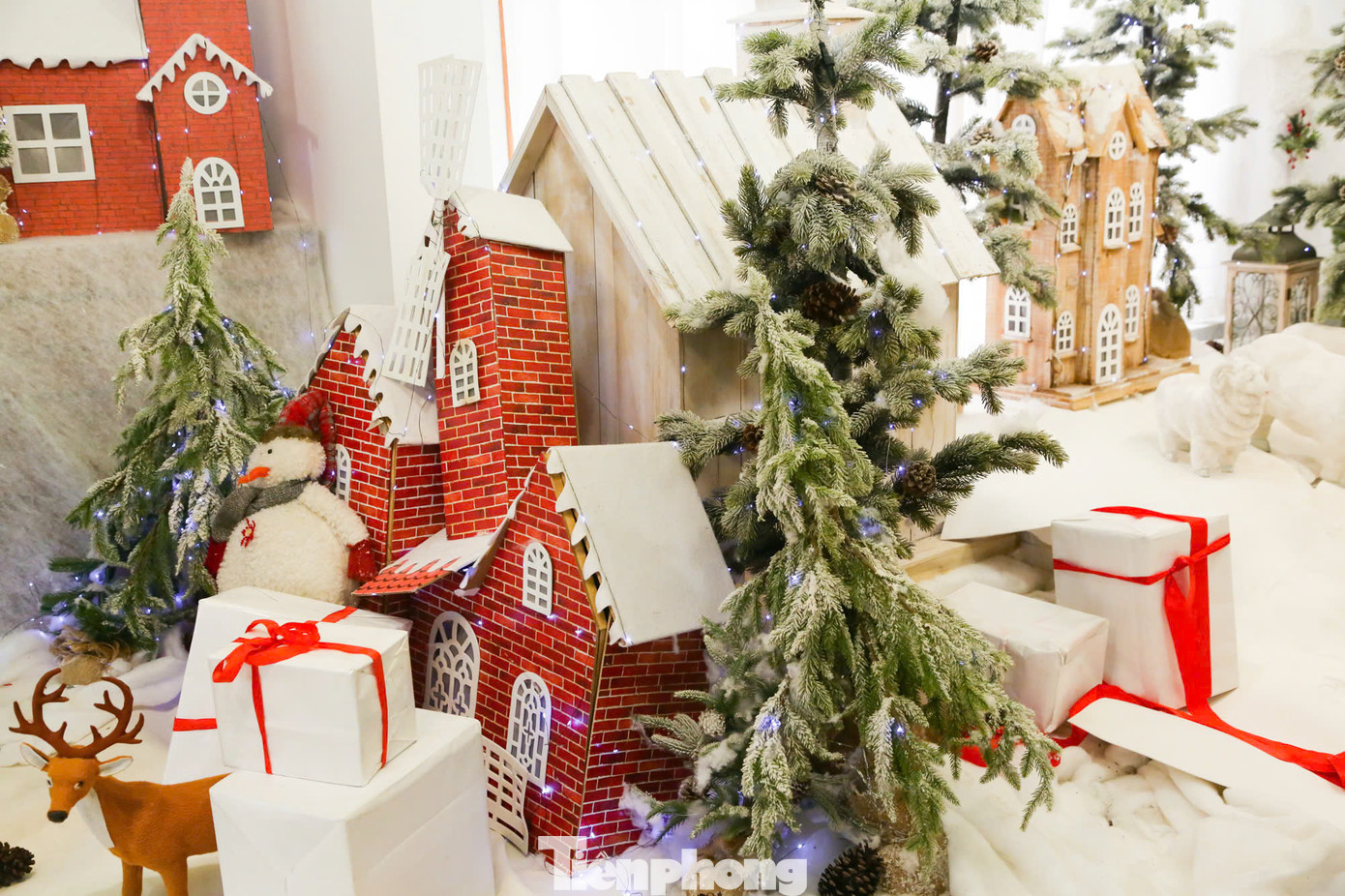 Không gian các quán được bài trí tinh tế từ những ngôi nhà đến bàn ghế gỗ, kết hợp cùng đèn vàng ấm áp tạo nên không khí dễ chịu, ấm áp và thân thiện, là điểm thu hút giới trẻ.