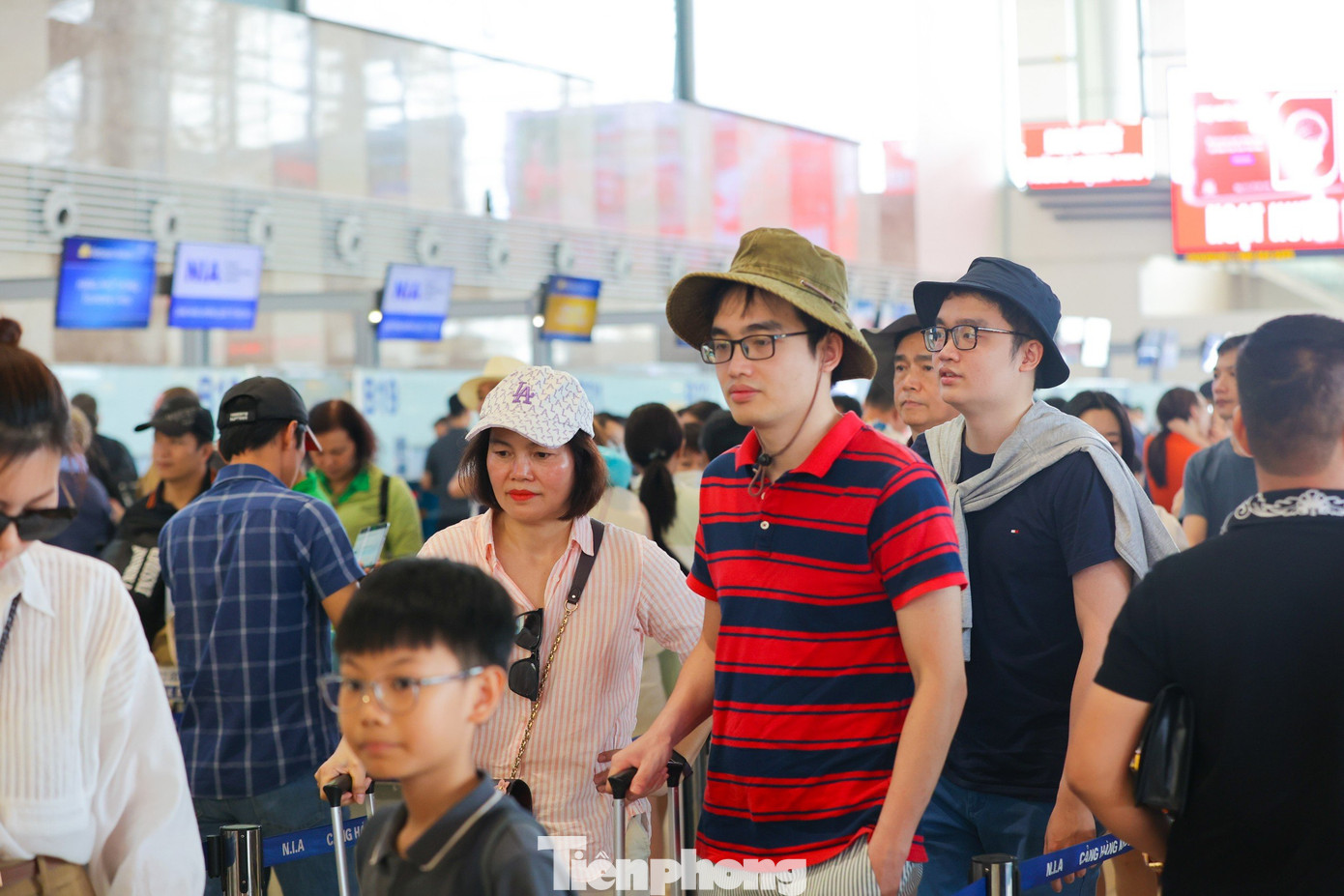 Từ sáng sớm, sảnh T1 đã đông hành khách đứng chờ làm thủ tục bay, nhưng không quá tải. Cảng HKQT Nội Bài chính thức áp dụng biện pháp tăng cường an ninh cấp độ 1 phục vụ cao điểm nghỉ lễ bắt đầu từ hôm nay đến hết ngày 1/5.