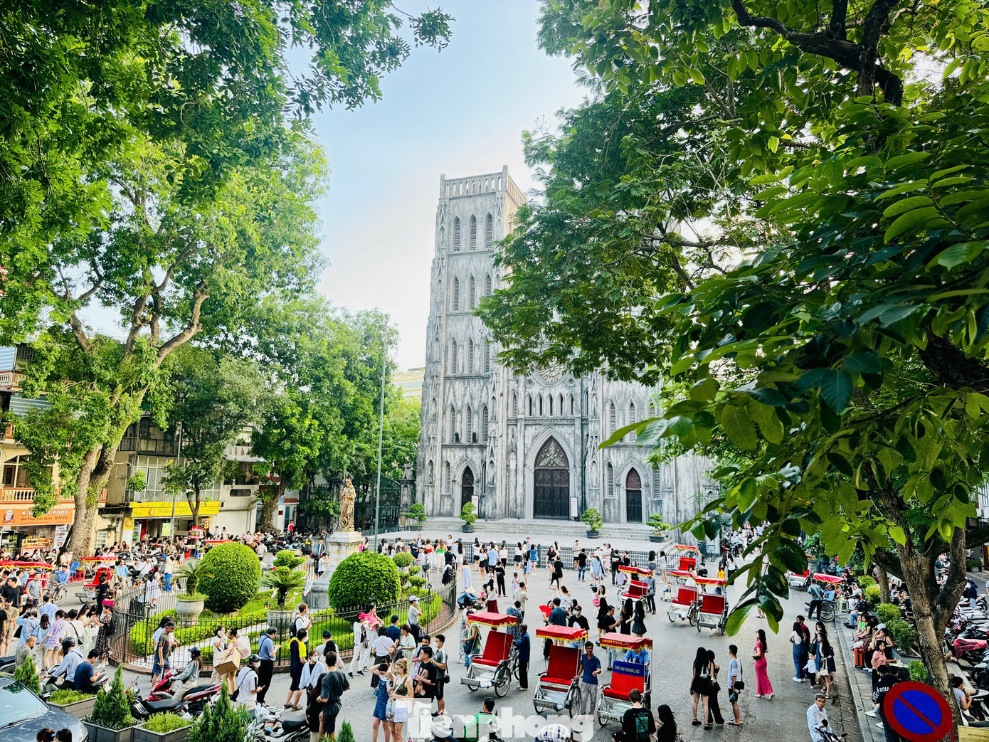 Mùa thu như món quà của thiên nhiên ban tặng, là mùa đẹp nhất trong năm của Thủ đô. Nhà thờ lớn luôn là điểm đến yêu thích của bạn trẻ những ngày này.