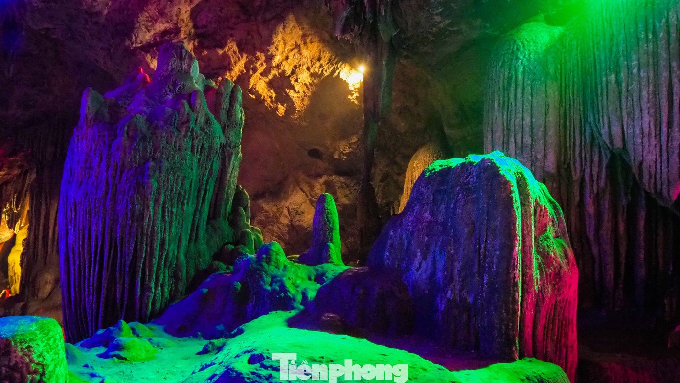 Đến với nơi đây, du khách được hòa mình phong cảnh hữu tình, chiêm ngưỡng cảnh huyền ảo của hang động và nghe truyền thuyết về chàng Từ Thức gặp nàng tiên Giáng Hương.