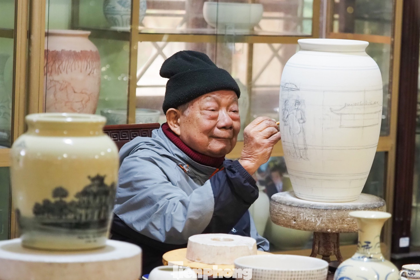 Chia sẻ với PV Tiền Phong, nghệ nhân Hạ Bá Định (84 tuổi) cho biết: "Những sản phẩm gốm Chu Đậu từ lâu đã được đánh giá là đỉnh cao của gốm sứ Việt Nam về độ tinh xảo, màu men và hoa văn. Để hoàn thành một tác phẩm ưng ý, ông phải mất vài ngày, thậm chí cả tuần có khi tới cả tháng để hoàn thiện".