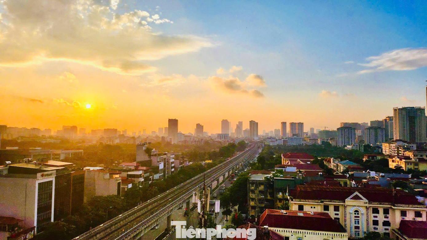 Mỗi mùa trong năm, Hà Nội lại mang một vẻ đẹp riêng đầy hấp dẫn mộng mơ. Nhưng có lẽ mùa thu là mùa khiến nhiều người say đắm hơn cả bởi cảnh sắc trời thu đẹp đến nao lòng và có những thứ rất riêng mang đặc trưng của Hà Nội.