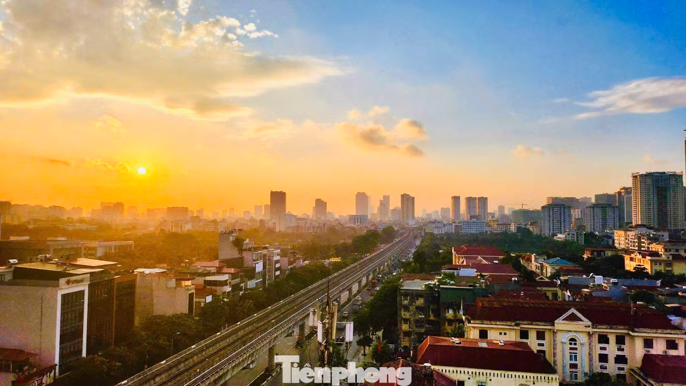 Mỗi mùa trong năm, Hà Nội lại mang một vẻ đẹp riêng đầy hấp dẫn mộng mơ. Nhưng có lẽ mùa thu là mùa khiến nhiều người say đắm hơn cả bởi cảnh sắc trời thu đẹp đến nao lòng và có những thứ rất riêng mang đặc trưng của Hà Nội.
