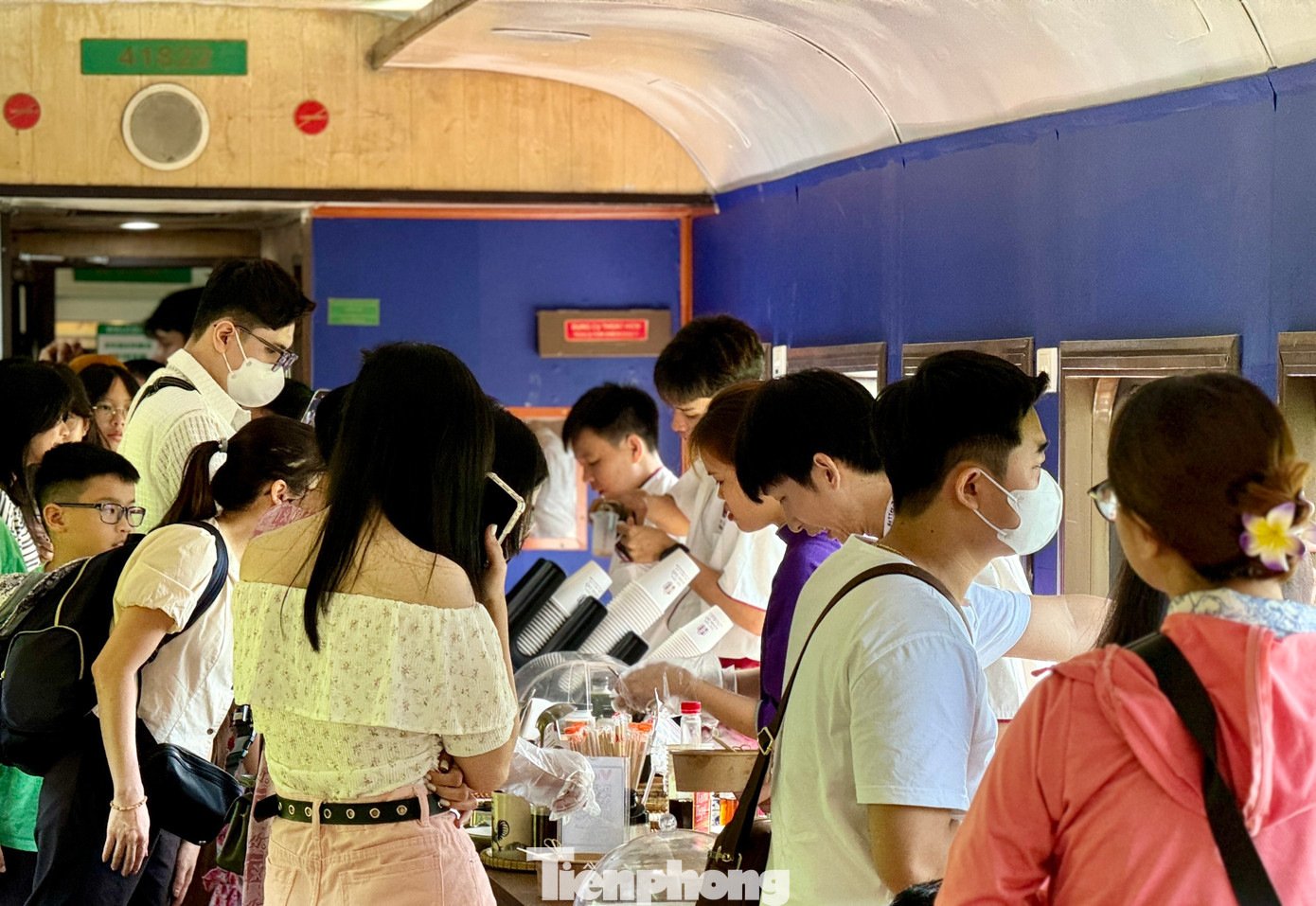 Điểm nhấn đặc biệt của đoàn tàu kết nối di sản này là toa cộng đồng, du khách sẽ được thưởng thức các món ăn ẩm thực mang đậm bản sắc địa phương.