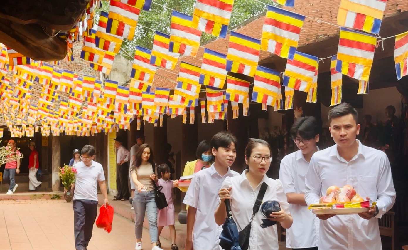 Chiều 1/6, nhiều sĩ tử, phụ huynh đã tới chùa Đậu (huyện Thường Tín, cách trung tâm thủ đô khoảng 20km) để cầu may trước kỳ thi rất quan trọng vào lớp 10 công lập Hà Nội. Chiều 1/6, nhiều sĩ tử, phụ huynh đã tới chùa Đậu (huyện Thường Tín, cách trung tâm thủ đô khoảng 20km) để cầu may trước kỳ thi rất quan trọng vào lớp 10 công lập Hà Nội.