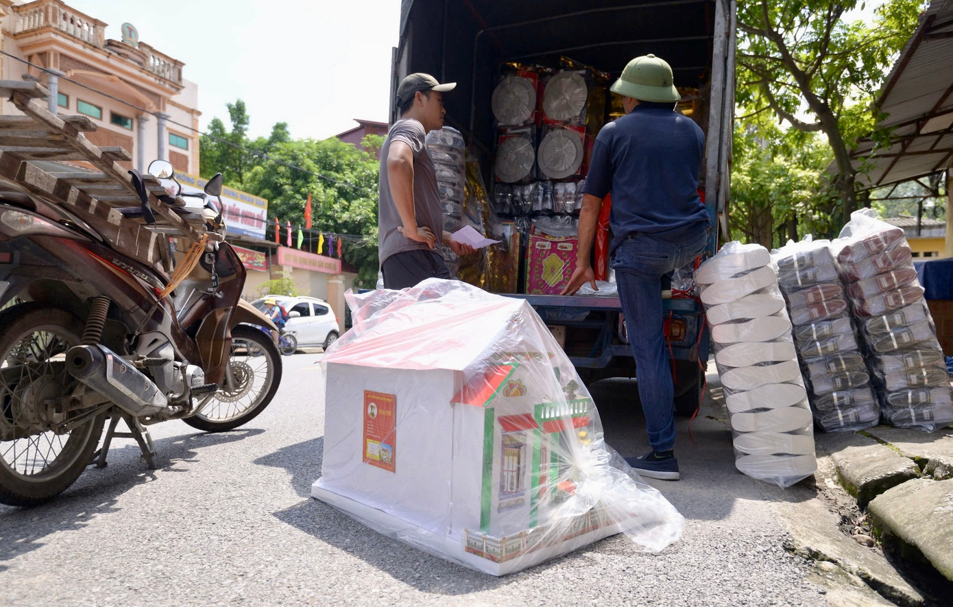 Từ đầu tháng 7 âm lịch, mỗi ngày có hàng trăm xe tải nối đuôi nhau vào làng Song Hồ (huyện Thuận Thành, Bắc Ninh) để nhập hàng vàng mã. Không chỉ nổi tiếng với tranh dân gian Đông Hồ, xã Song Hồ còn được biết tới là thủ phủ sản xuất vàng mã lớn nhất miền Bắc. Từ đầu tháng 7 âm lịch, mỗi ngày có hàng trăm xe tải nối đuôi nhau vào làng Song Hồ (huyện Thuận Thành, Bắc Ninh) để nhập hàng vàng mã. Không chỉ nổi tiếng với tranh dân gian Đông Hồ, xã Song Hồ còn được biết tới là thủ phủ sản xuất vàng mã lớn nhất miền Bắc.