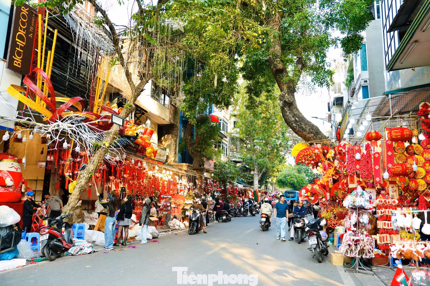 Đến phố Hàng Mã thời điểm này, ai cũng có thể cảm nhận rõ không khí Tết đang đến rất gần.