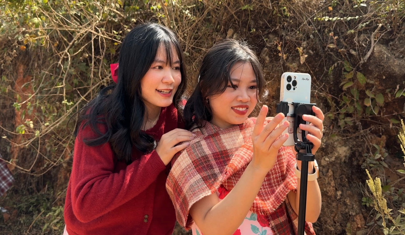 Nhóm bạn Hân, Thảo đến từ Bình Thuận hào hứng cho biết: "Chúng mình lần đầu tiên đến với Mộng Đào Nguyên, trải qua quãng đường đi rất vất vả nhưng thành quả thu nhận được rất xứng đáng".