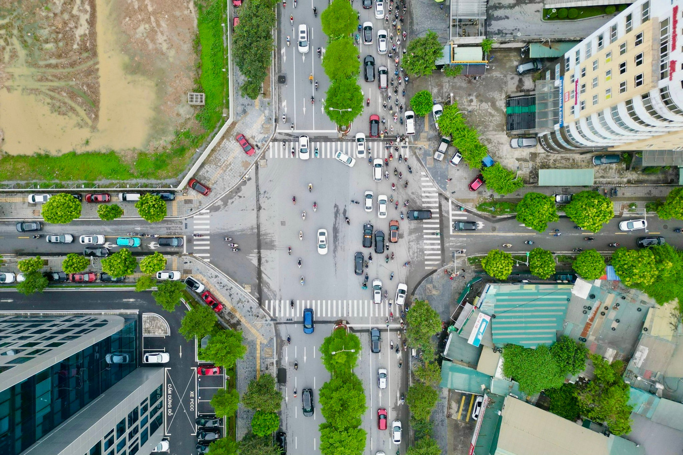 Từ tháng 7/2024, hệ thống đèn tín hiệu giao thông, camera hỗ trợ xử phạt nguội, camera đo tốc độ đã được Sở Giao thông Hà Nội lắp đặt tại 2 nút giao thông trên đường Phạm Văn Bạch (nút giao Hoàng Quán Chi và ngõ 9) đã chính thức vận hành.