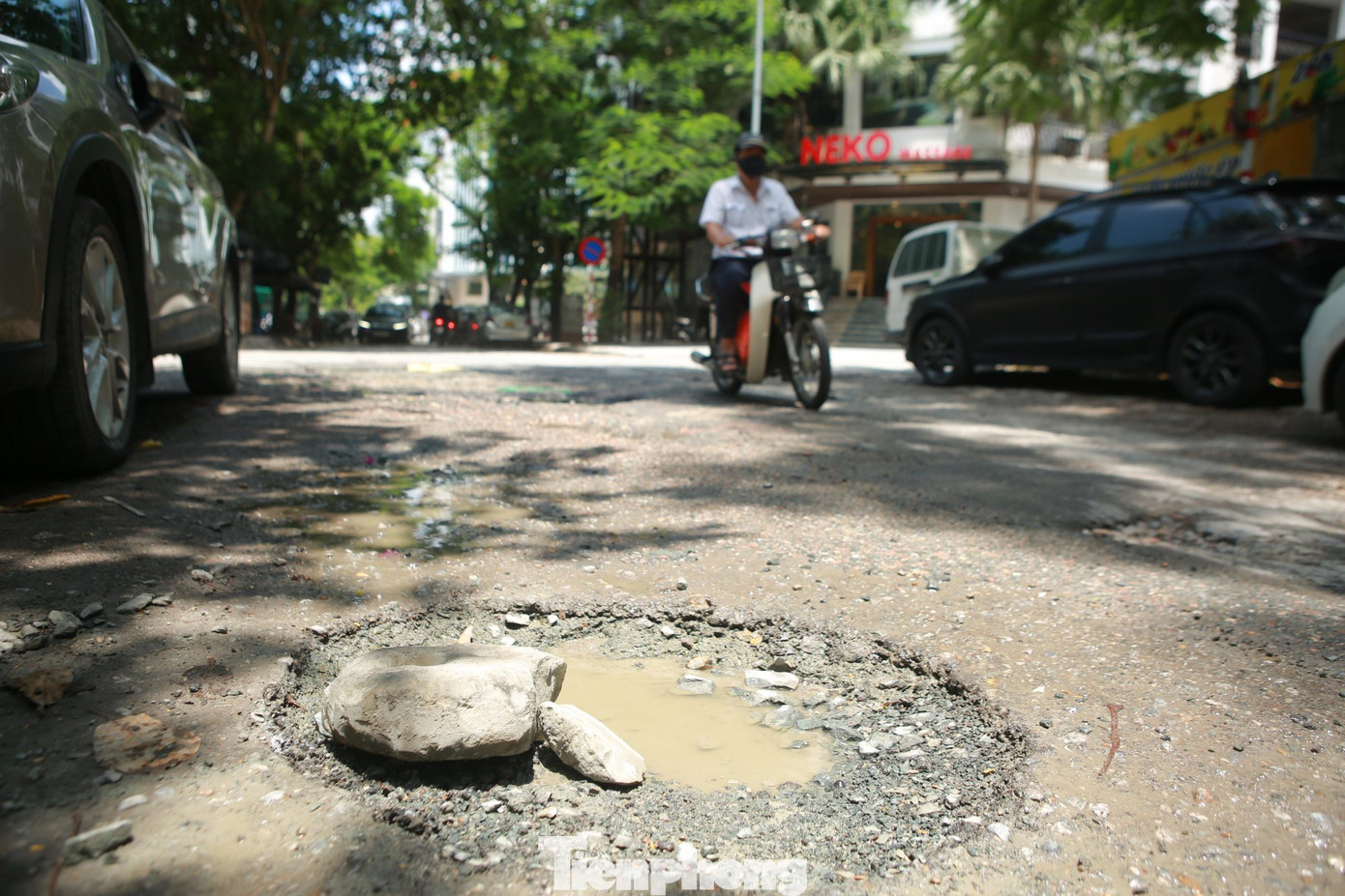 Theo phản ánh của người dân, từ nhiều năm nay con ngõ đã xuống cấp nghiêm trọng, với chi chít, "ổ voi, ổ gà" tiềm ẩn mất an toàn giao thông với người và phương tiện khi lưu thông qua đây. Theo phản ánh của người dân, từ nhiều năm nay con ngõ đã xuống cấp nghiêm trọng, với chi chít, "ổ voi, ổ gà" tiềm ẩn mất an toàn giao thông với người và phương tiện khi lưu thông qua đây.