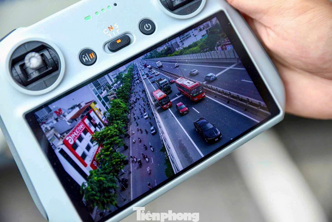 Để tăng cường hiệu quả phát hiện vi phạm, Đội CSGT số 6 triển khai thiết bị bay flycam dọc tuyến Vành đai 3 trên cao để sớm phát hiện, ghi hình người điều khiển xe máy cũng như ô tô vi phạm trên tuyến.