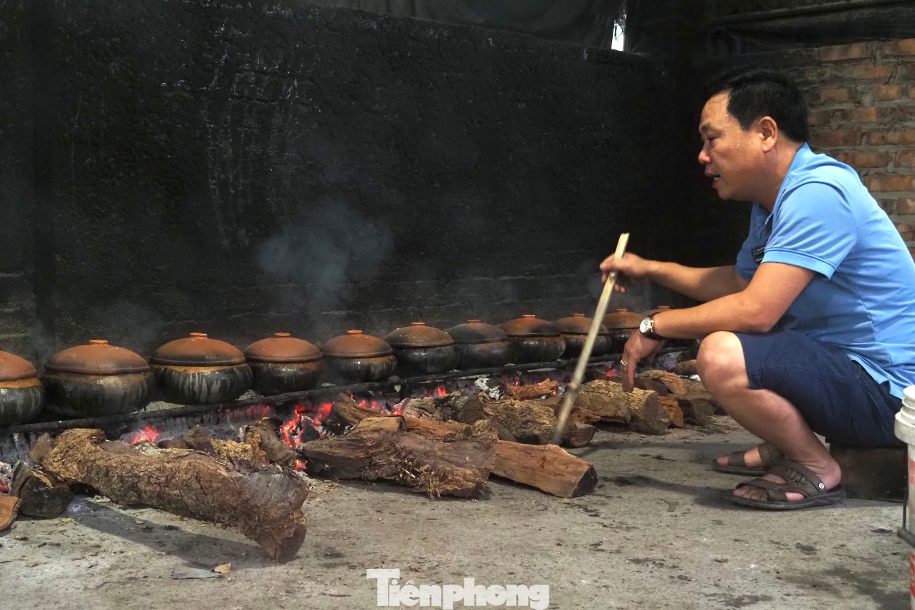“Trung bình mỗi tháng ngày thường gia đình tôi chỉ kho khoảng vài chục niêu, còn vào dịp lễ Tết thì kho hàng trăm niêu mỗi ngày. Nhà tôi làm lâu năm nên có một lượng khách quen khá lớn, nên vào dịp cận Tết, đơn hàng đặt tăng cao, các thành viên trong gia đình thay nhau kho cá thâu đêm mới đáp ứng kịp những đơn hàng đã đặt", anh Toản - chủ một cơ sở kho cá ở Lý Nhân, Hà Nam - chia sẻ.