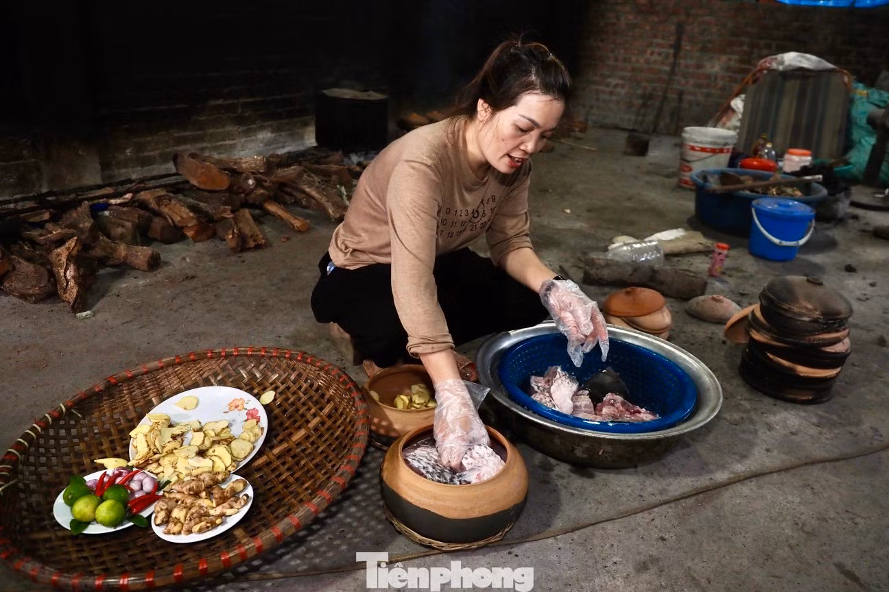 Cá để kho phải là cá trắm đen, có trọng lượng trên 4-8 kg. Cá sau khi được làm sạch, bỏ đầu và đuôi, chỉ lấy khúc giữa, cắt thành từng khúc vừa ăn, để ráo nước rồi đem ướp với những gia vị như riềng củ, gừng, ớt, chanh, hành củ, muối hạt, đường và nước dùng gia truyền.
