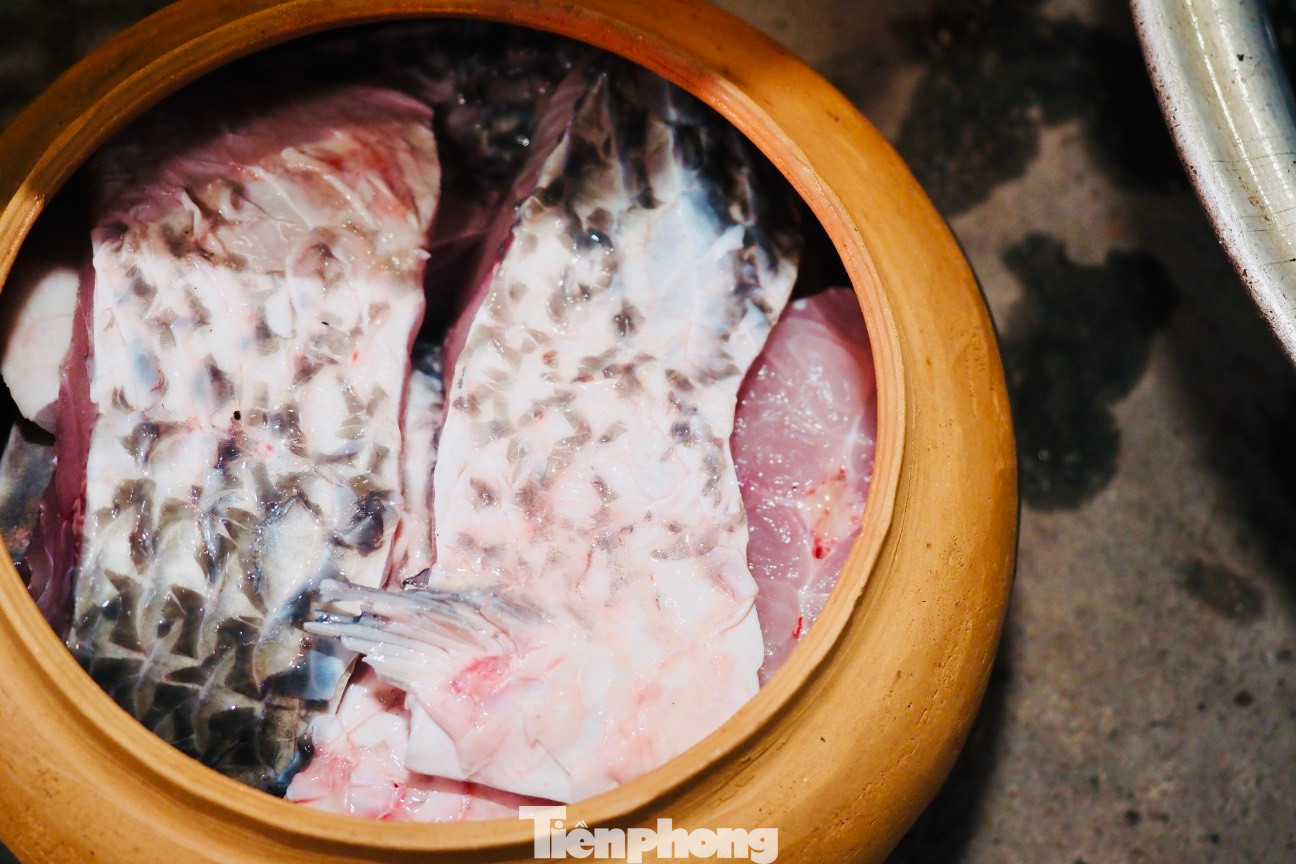 Cá để kho phải là cá trắm đen, có trọng lượng trên 4-8 kg. Cá sau khi được làm sạch, bỏ đầu và đuôi, chỉ lấy khúc giữa, cắt thành từng khúc vừa ăn, để ráo nước rồi đem ướp với những gia vị như riềng củ, gừng, ớt, chanh, hành củ, muối hạt, đường và nước dùng gia truyền.