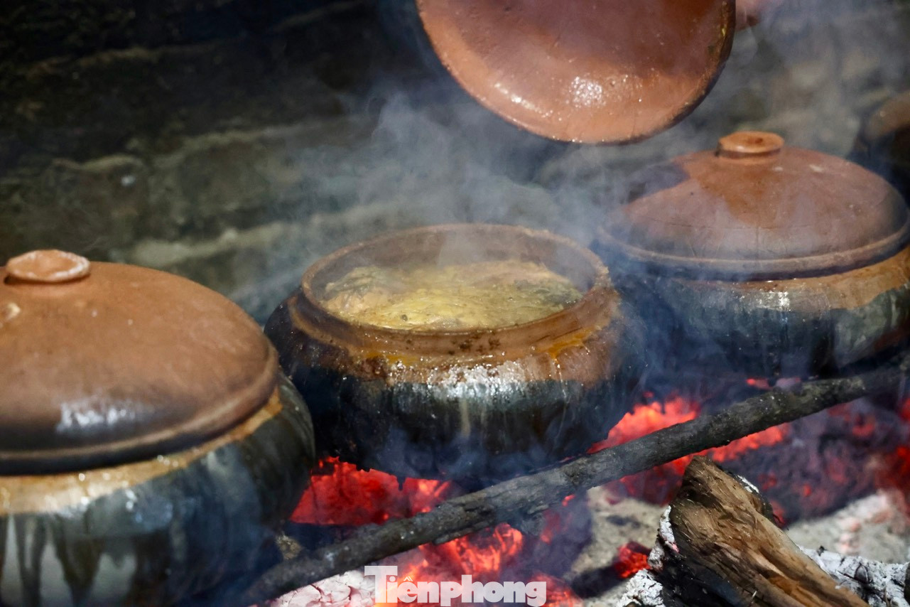 Niêu cá đạt chuẩn đạt chất lượng sẽ được kho liên tục từ 8-12 tiếng, lửa luôn phải đều, không quá to cũng không quá nhỏ, không được để bùng ngọn lửa lớn, dùng hơi nóng để giữ nhiệt kho là chính.