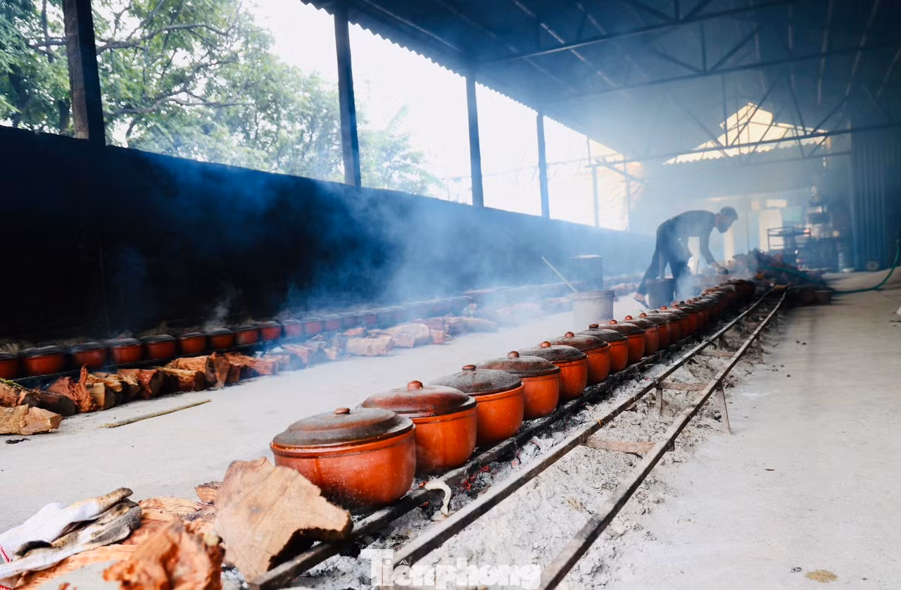 Làng Vũ Đại xưa từ lâu đã nổi tiếng với món ăn dân dã truyền thống là cá kho. Gần Tết Nguyên đán Giáp Thìn, nhà nhà trong làng lại tất bật kho cá thâu đêm, để phục vụ thực khách trong nước và xuất khẩu.