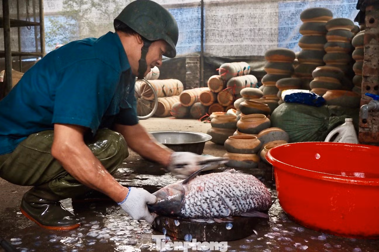 Cá để kho phải là cá trắm đen, có trọng lượng trên 4-8 kg. Cá sau khi được làm sạch, bỏ đầu và đuôi, chỉ lấy khúc giữa, cắt thành từng khúc vừa ăn, để ráo nước rồi đem ướp với những gia vị như riềng củ, gừng, ớt, chanh, hành củ, muối hạt, đường và nước dùng gia truyền.