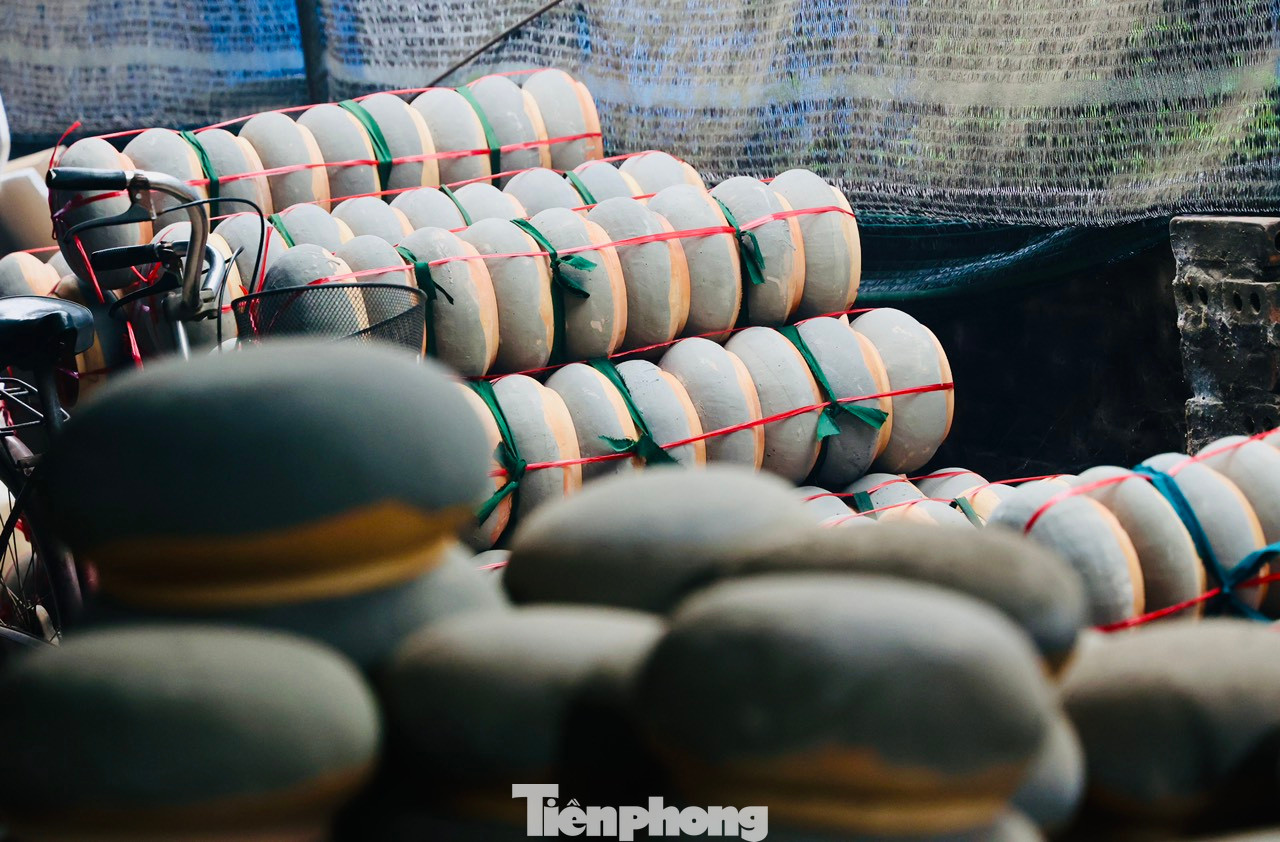 Củi dùng kho cá phải là củi nhãn, bởi củi nhãn cho lượng nhiệt cao khử mùi đất nung và giúp cá nhừ xương, chín tới.