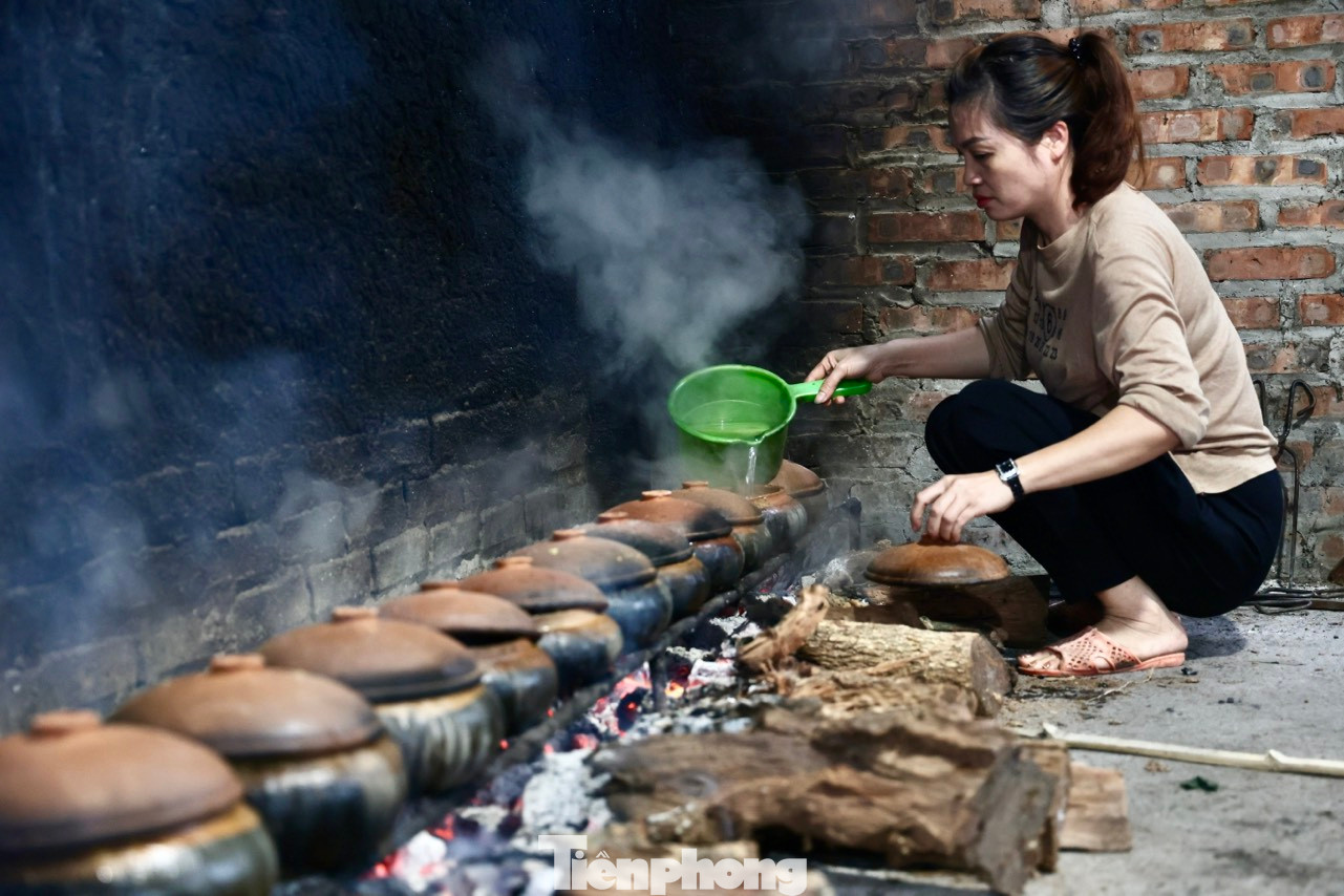 Niêu cá đạt chuẩn đạt chất lượng sẽ được kho liên tục từ 8-12 tiếng, lửa luôn phải đều, không quá to cũng không quá nhỏ, không được để bùng ngọn lửa lớn, dùng hơi nóng để giữ nhiệt kho là chính.