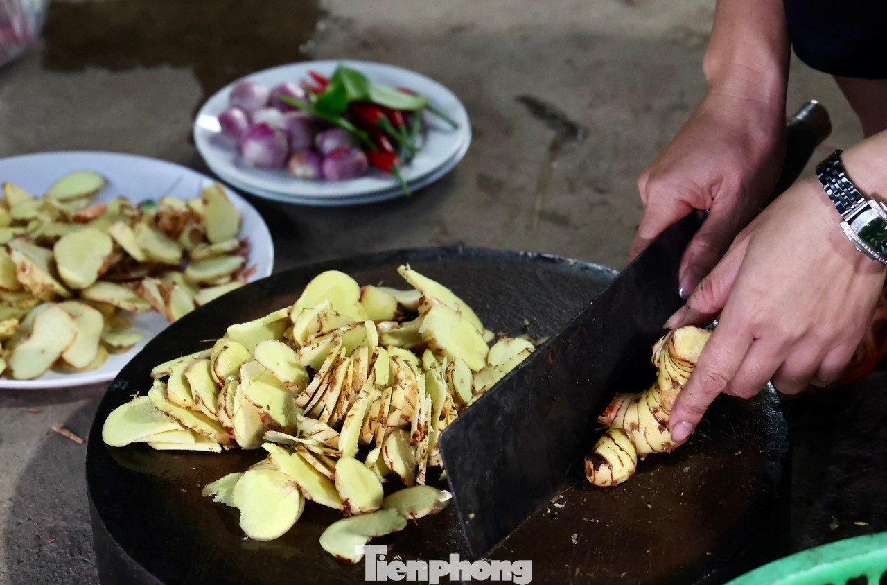 Cá để kho phải là cá trắm đen, có trọng lượng trên 4-8 kg. Cá sau khi được làm sạch, bỏ đầu và đuôi, chỉ lấy khúc giữa, cắt thành từng khúc vừa ăn, để ráo nước rồi đem ướp với những gia vị như riềng củ, gừng, ớt, chanh, hành củ, muối hạt, đường và nước dùng gia truyền.