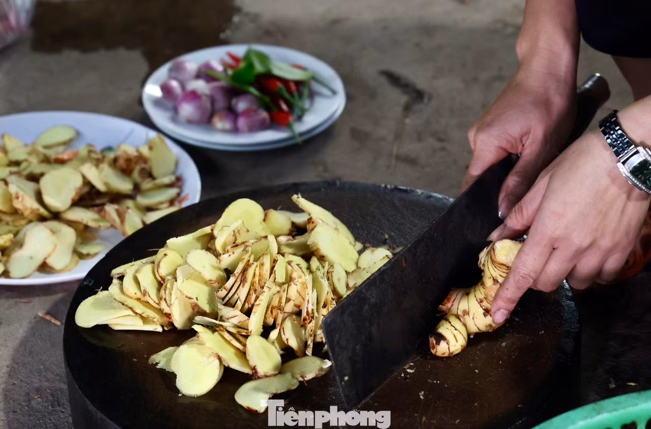 Cá để kho phải là cá trắm đen, có trọng lượng trên 4-8 kg. Cá sau khi được làm sạch, bỏ đầu và đuôi, chỉ lấy khúc giữa, cắt thành từng khúc vừa ăn, để ráo nước rồi đem ướp với những gia vị như riềng củ, gừng, ớt, chanh, hành củ, muối hạt, đường và nước dùng gia truyền.
