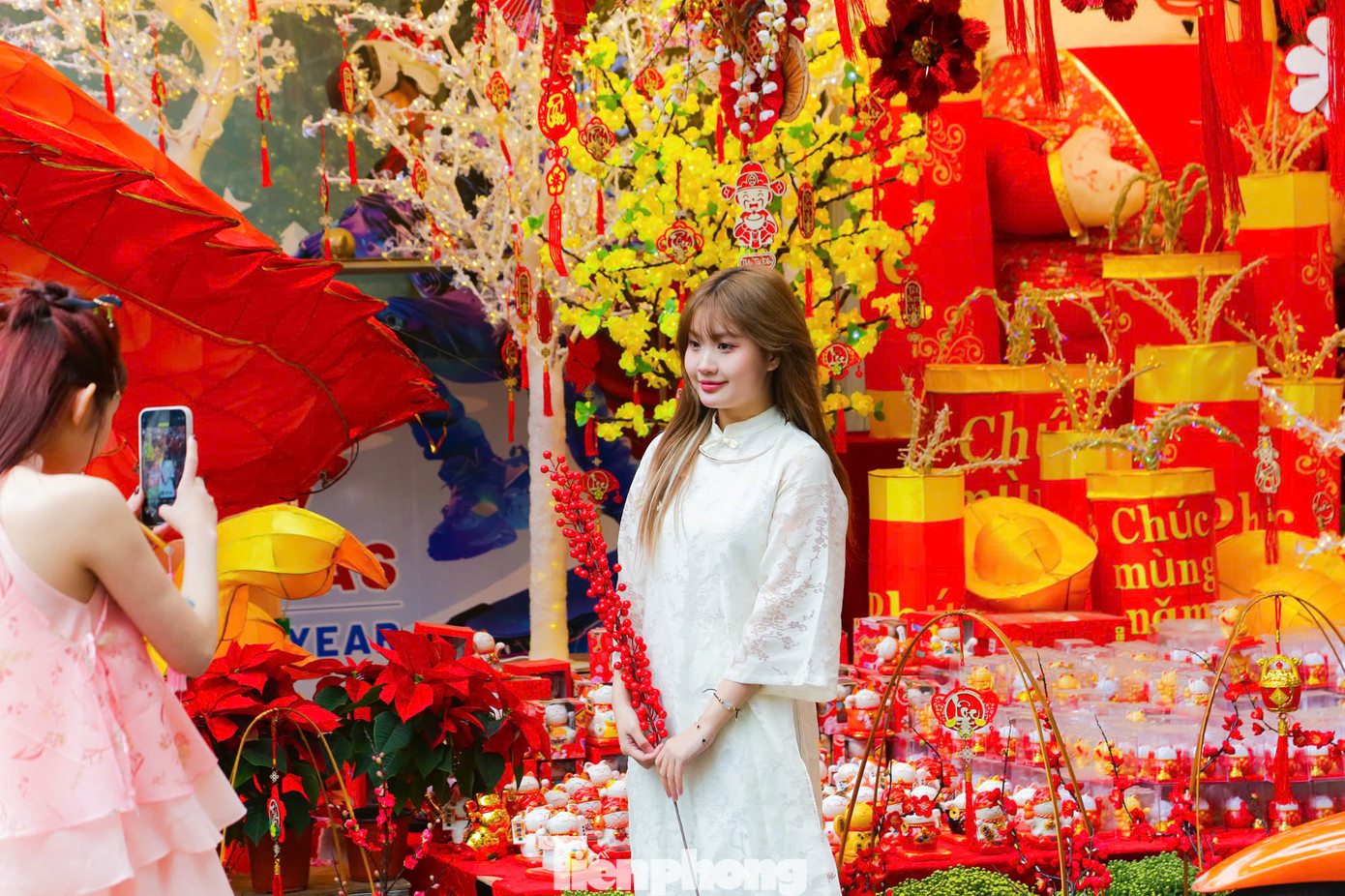 Không gian nhiều màu sắc luôn cuốn hút khách du lịch tới tham quan, chụp ảnh và mua sắm. Không gian nhiều màu sắc luôn cuốn hút khách du lịch tới tham quan, chụp ảnh và mua sắm.