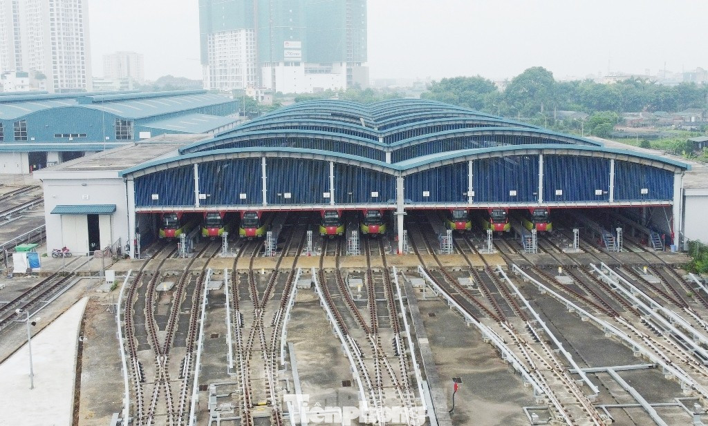 Khu depot Nhổn (quận Bắc Từ Liêm) rộng 15 ha là nơi dừng đỗ, xuất phát và quay đầu khi tàu hoạt động trên tuyến, nay vẫn im lìm.