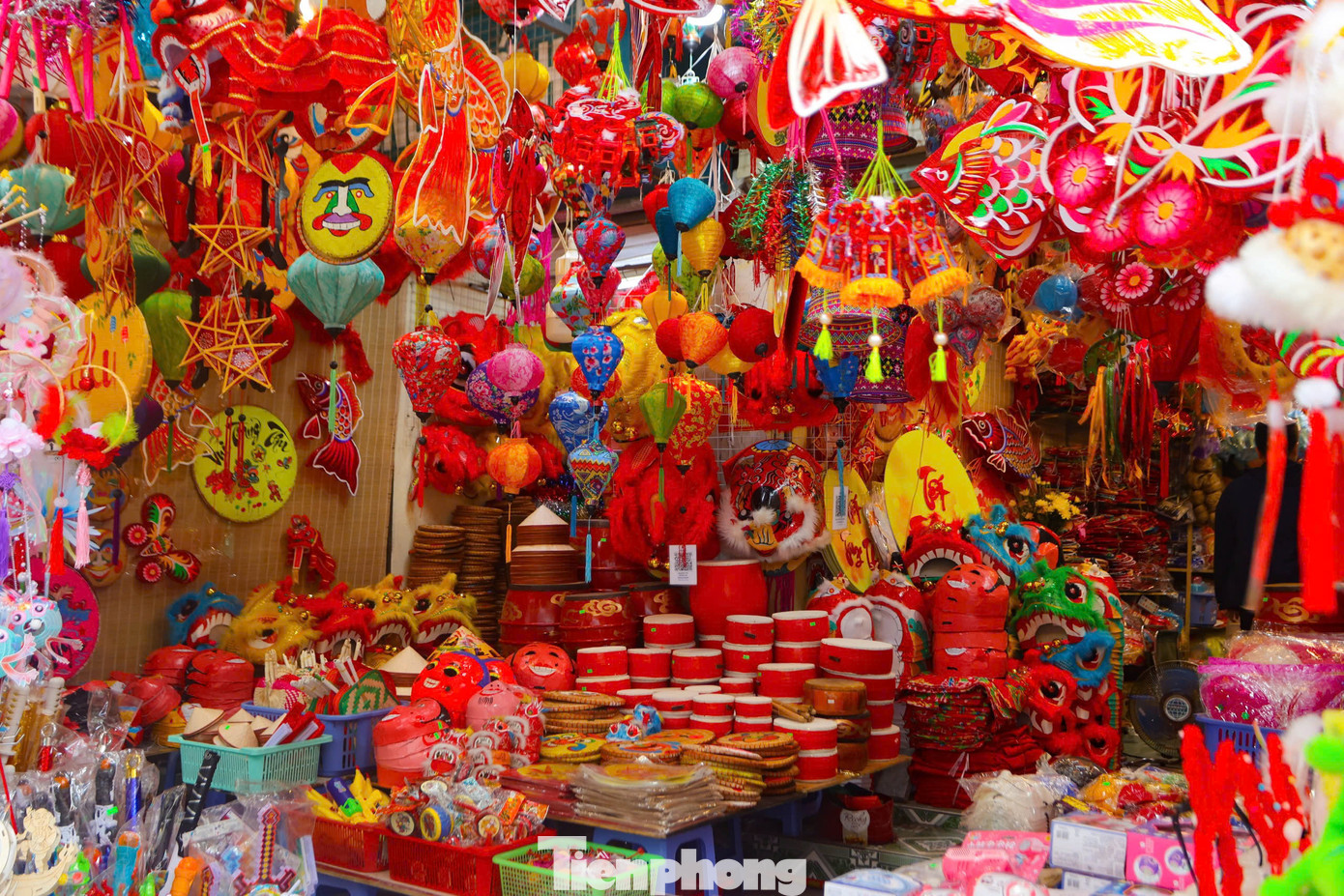 Để phục vụ nhu cầu sắm của người dân, đầu tháng Bảy (Âm lịch) rất nhiều cửa hàng trên phố Hàng Mã đã bày bán phủ kín các món đồ chơi, đồ trang trí Trung thu.