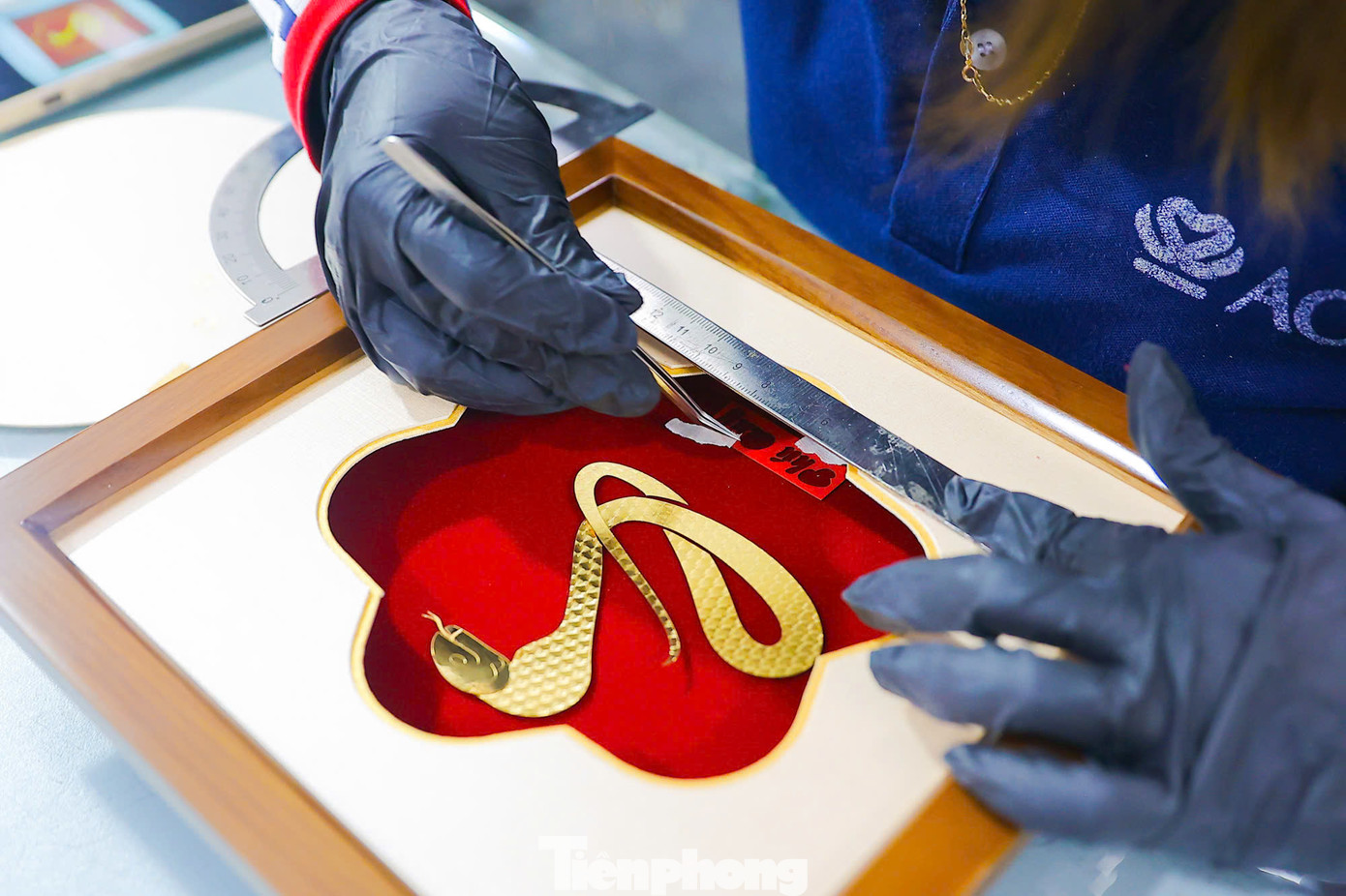 Năm nay, các sản phẩm tranh rắn được khách hàng đặt mua nhiều hơn do có giá hợp lý, mỗi bức tranh rắn dát vàng có giá từ vài triệu đồng đến vài chục triệu đồng, tùy theo kích thước và yêu cầu của khách.