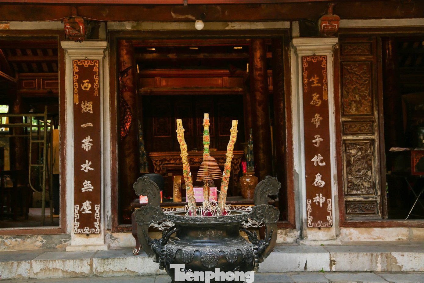 Được xây dựng năm 1065 trên một khu gò đất cao thuộc vùng đất của trại Thủ Lệ, là nơi thờ Hoàng tử Linh Lang con vua Lý Thái Tông và bà phi thứ chín Dương Thị Quang. Hoàng tử Linh Lang là người có công trong cuộc kháng chiến chống quân Tống xâm lược và đã hy sinh trên phòng tuyến sông Cầu năm 1076, sau khi mất được người dân Thủ Lệ lập đền thờ và được nhà vua sắc phong là Linh Lang đại vương thượng đẳng phúc.