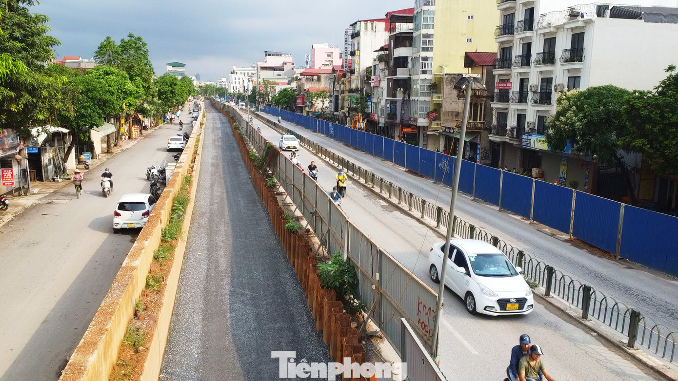 Hiện nay trên công trường dự án, nhà thầu thi công đang tiến hành lu lèn để chuẩn bị thảm nhựa. Tại khu vực đường phía trong đê một số đoạn đã được thảm nhựa phục vụ nhu cầu đi lại của người dân.