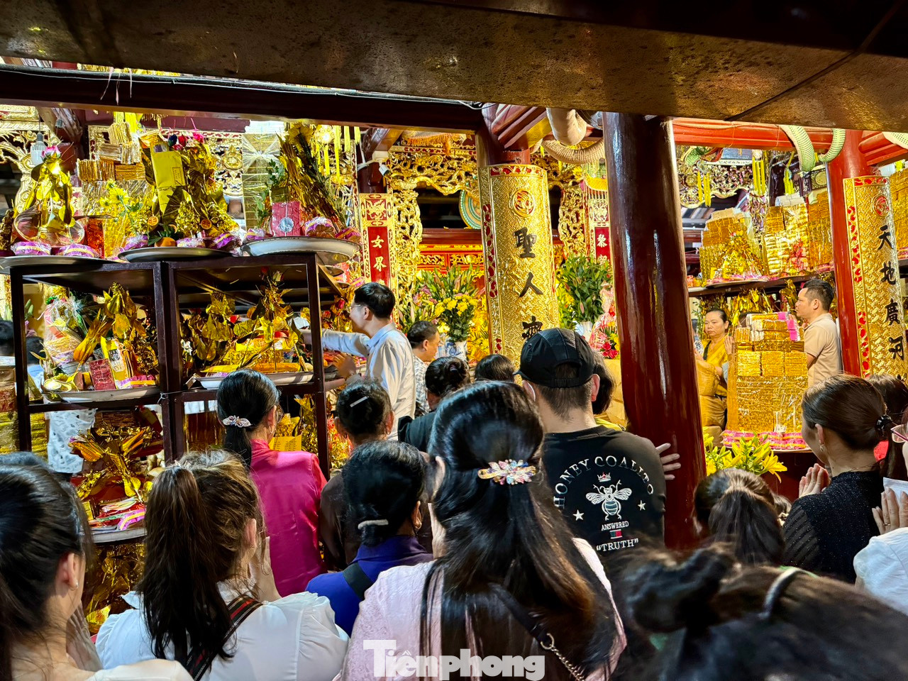 Bên trong chính điện chật kín từ sáng đến chiều tối, nhiều người không kịp lách vào bên trong phải vái vọng từ ngoài sân.