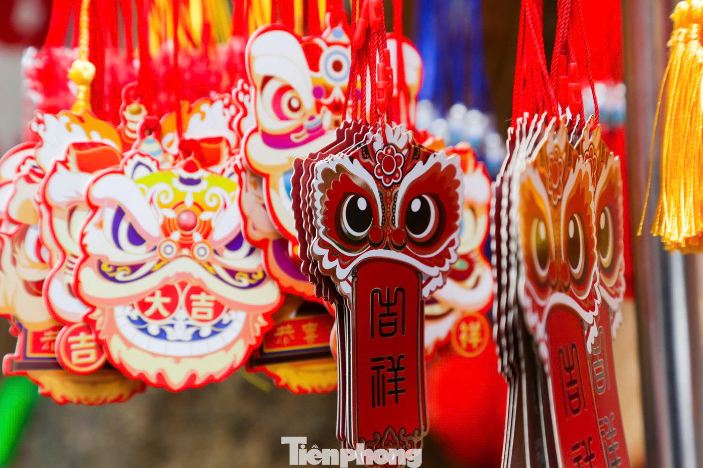 Mỗi dịp Tết đến Xuân về, phố Hàng Mã lại rực rỡ với sắc màu. Thời điểm này, các tiểu thương đều tất bật chuẩn bị hàng hóa cho dịp Tết Ất Tỵ 2025. Mỗi dịp Tết đến Xuân về, phố Hàng Mã lại rực rỡ với sắc màu. Thời điểm này, các tiểu thương đều tất bật chuẩn bị hàng hóa cho dịp Tết Ất Tỵ 2025.