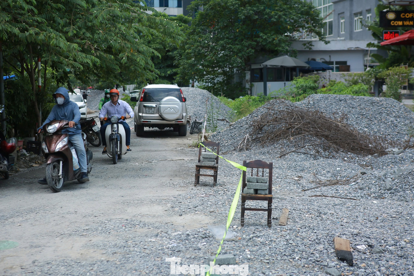 Người đi ôtô, xe máy qua đây phải cố gắng chạy thật chậm, tìm cách lách qua nhiều hố trũng, hố ga cùng nhiều cạm bẫy là vật liệu xây dựng chất đống cao, ngổn ngang giữa đường. Đoạn giao với đường Tôn Thất Thuyết nhỏ hẹp, như nút thắt cổ chai, giờ cao điểm xe máy, ôtô phải chen chúc nhau. Người đi ôtô, xe máy qua đây phải cố gắng chạy thật chậm, tìm cách lách qua nhiều hố trũng, hố ga cùng nhiều cạm bẫy là vật liệu xây dựng chất đống cao, ngổn ngang giữa đường. Đoạn giao với đường Tôn Thất Thuyết nhỏ hẹp, như nút thắt cổ chai, giờ cao điểm xe máy, ôtô phải chen chúc nhau.