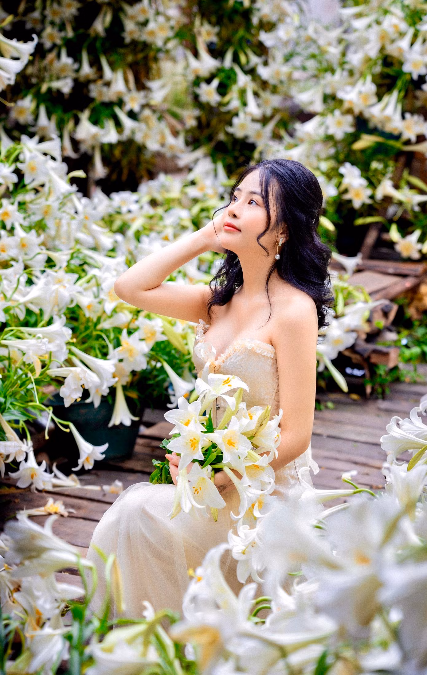 Người Hà Nội hay du khách đến thủ đô vào thời điểm này đều nhận ra nét đặc trưng của Hà Nội chính là sắc trắng của hoa loa kèn. Loài hoa đi vào thơ ca, nhạc, họa, đặc biệt với bức tranh "Thiếu nữ bên hoa huệ" của cố họa sĩ Tô Ngọc Vân